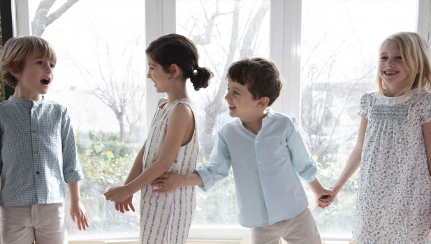 Cómo vestir a los niños invitados a una comunión