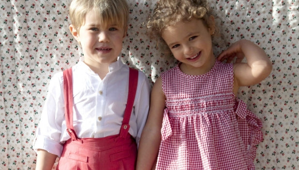 Ventajas e inconvenientes de vestir a los niños a juego