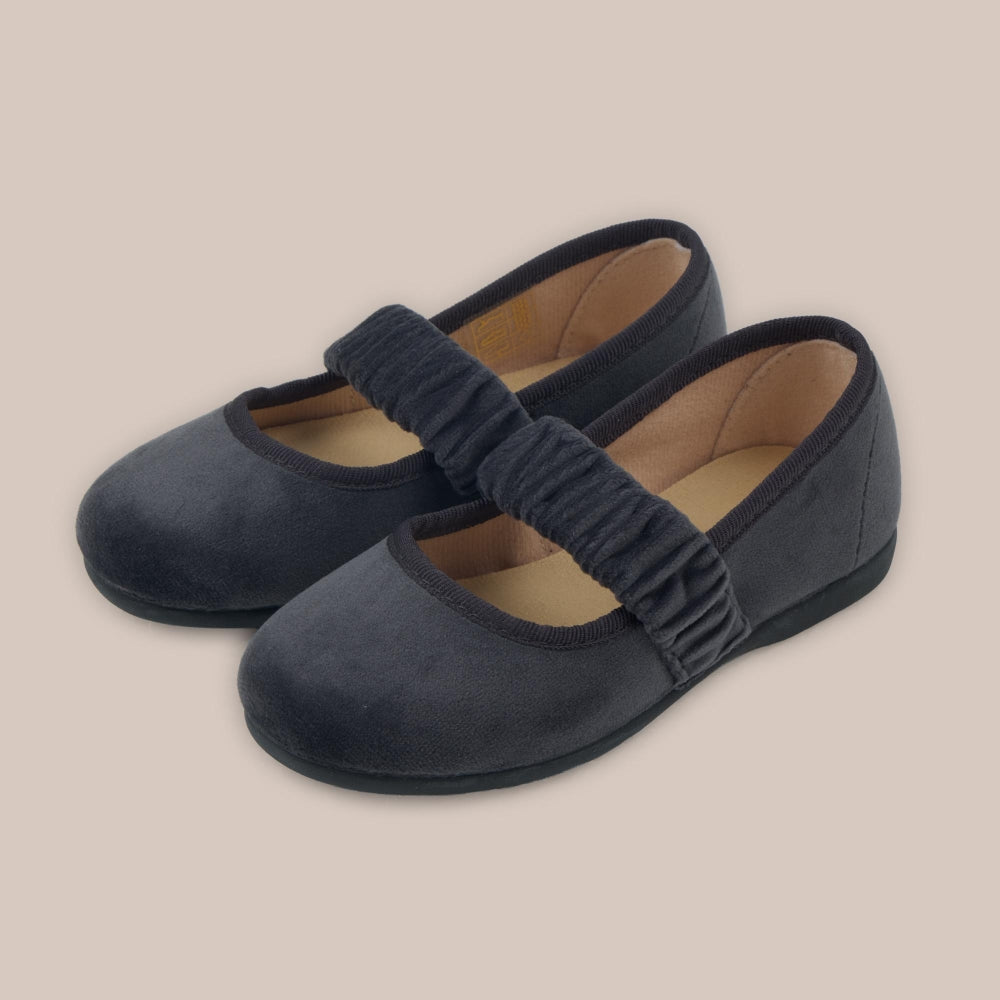 Ballerina aus Samtgummi