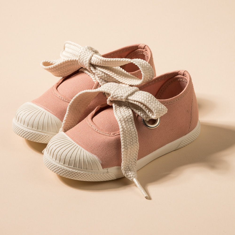 Sneaker à lacets et bout en caoutchouc