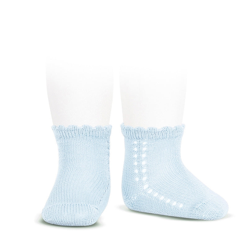 Babysocke mit seitlichem Durchbruch