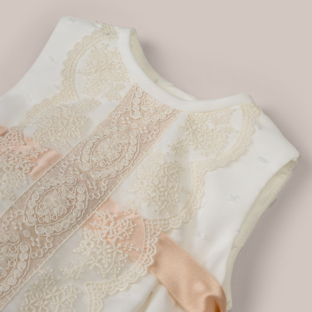 Macaquinho Bebê batizado com Capota Nougat