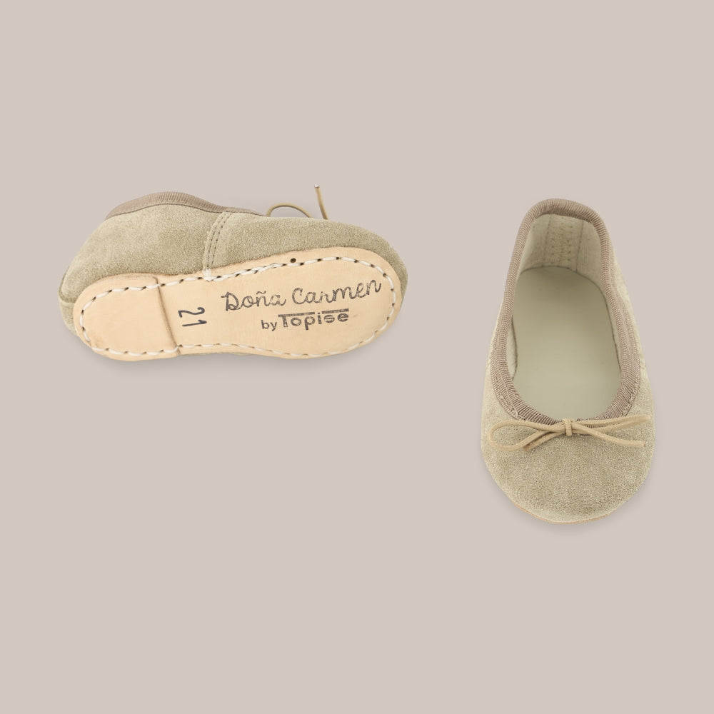 Taupefarbene Wildleder-Ballerina Doña Carmen X Topise