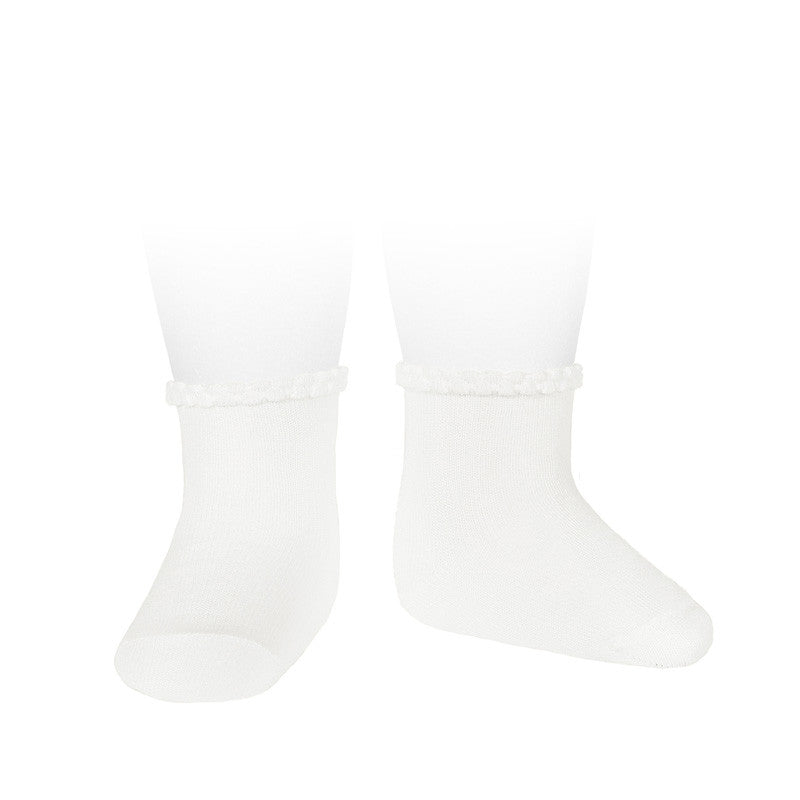 Kurze Socken mit geschnitztem Bündchen
