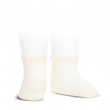 Meia de bebê com orifícios laterais