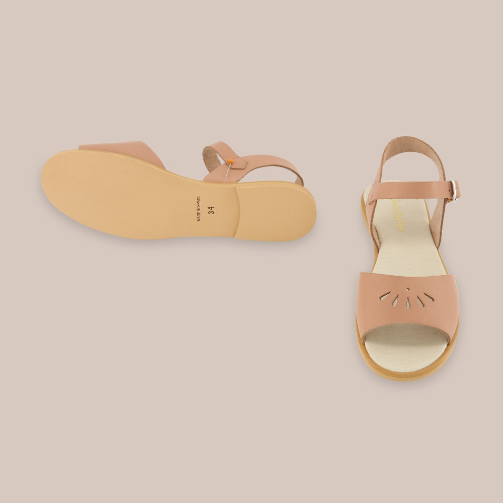 Sandale en cuir découpé