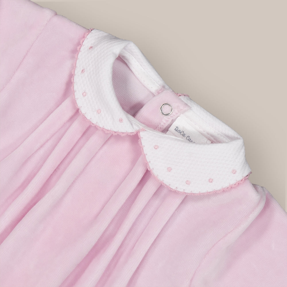 Samtpyjama mit Halsausschnitt