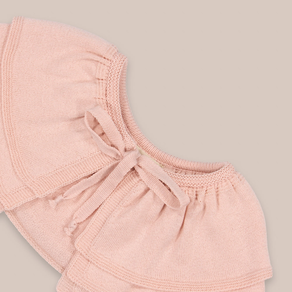 Capa de malha com babado de comunhão