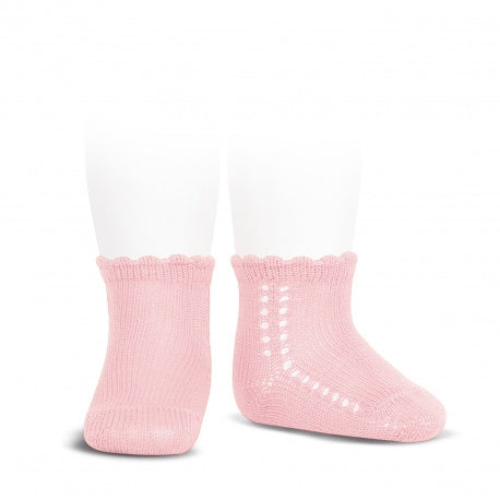 Babysocke mit seitlichem Durchbruch
