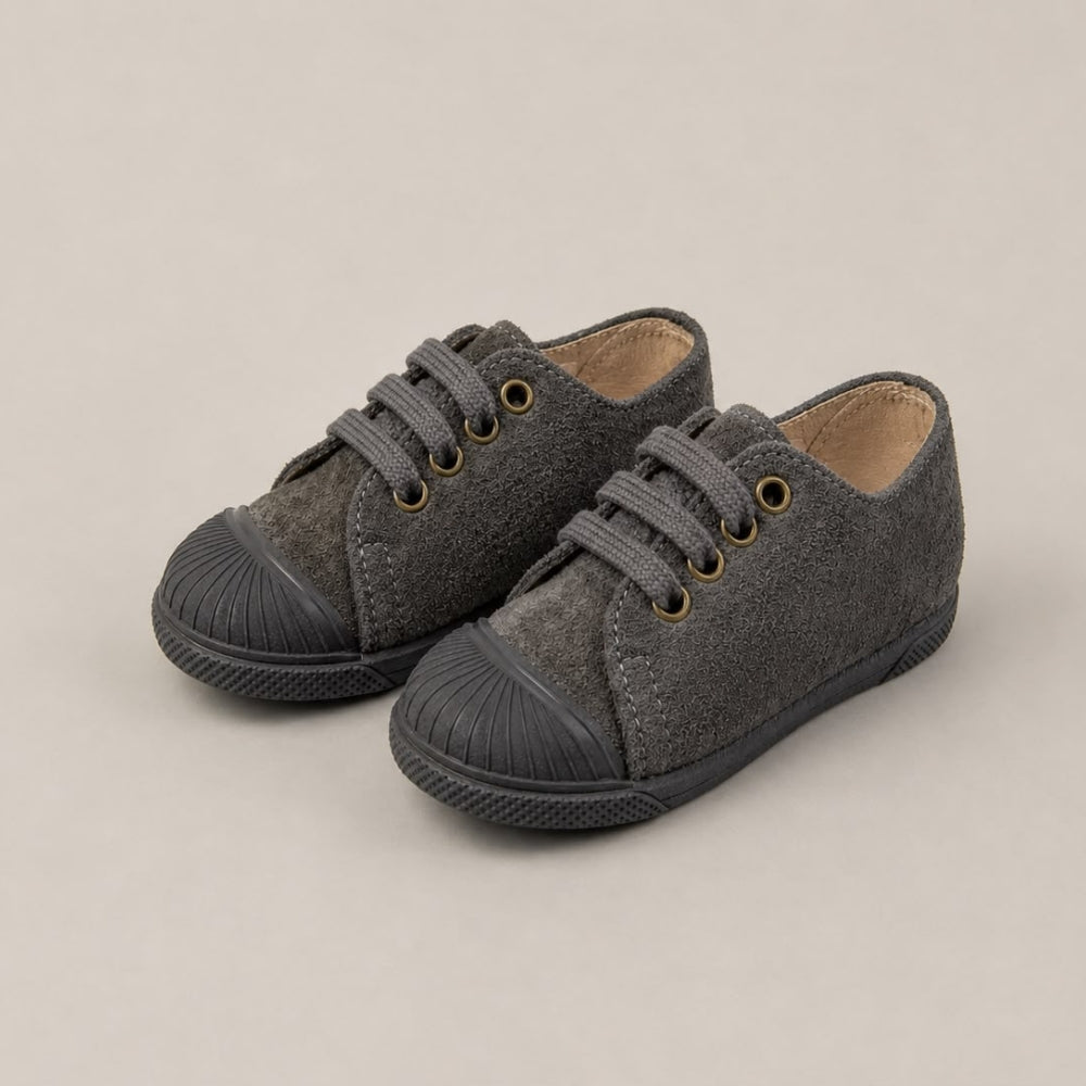Sneaker con punta in pelle scamosciata