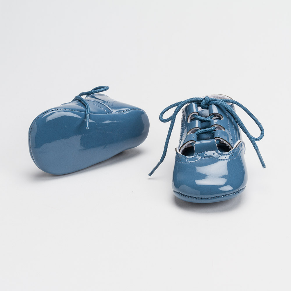 Englischer Schuh aus beigem Lackleder
