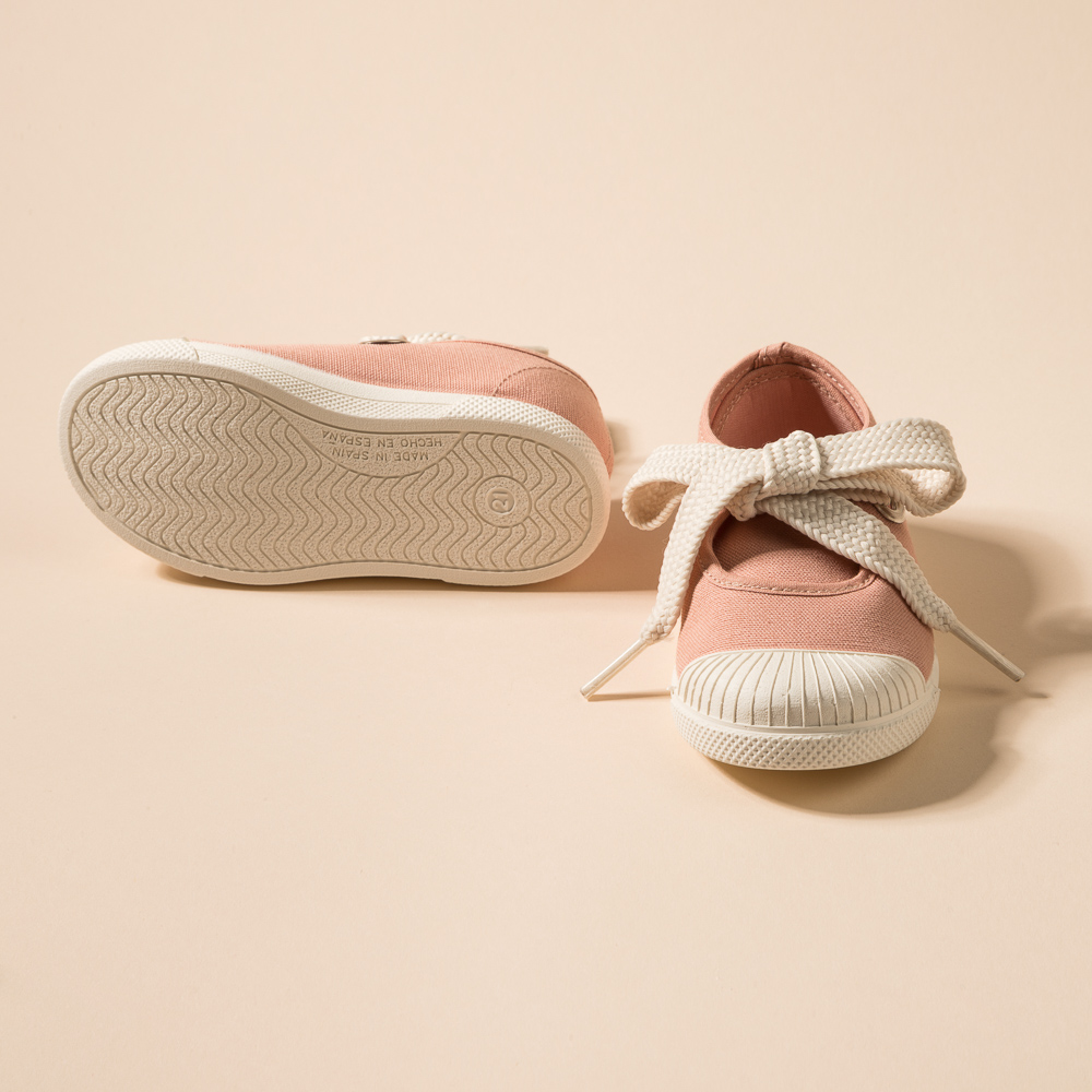 Sneaker à lacets et bout en caoutchouc