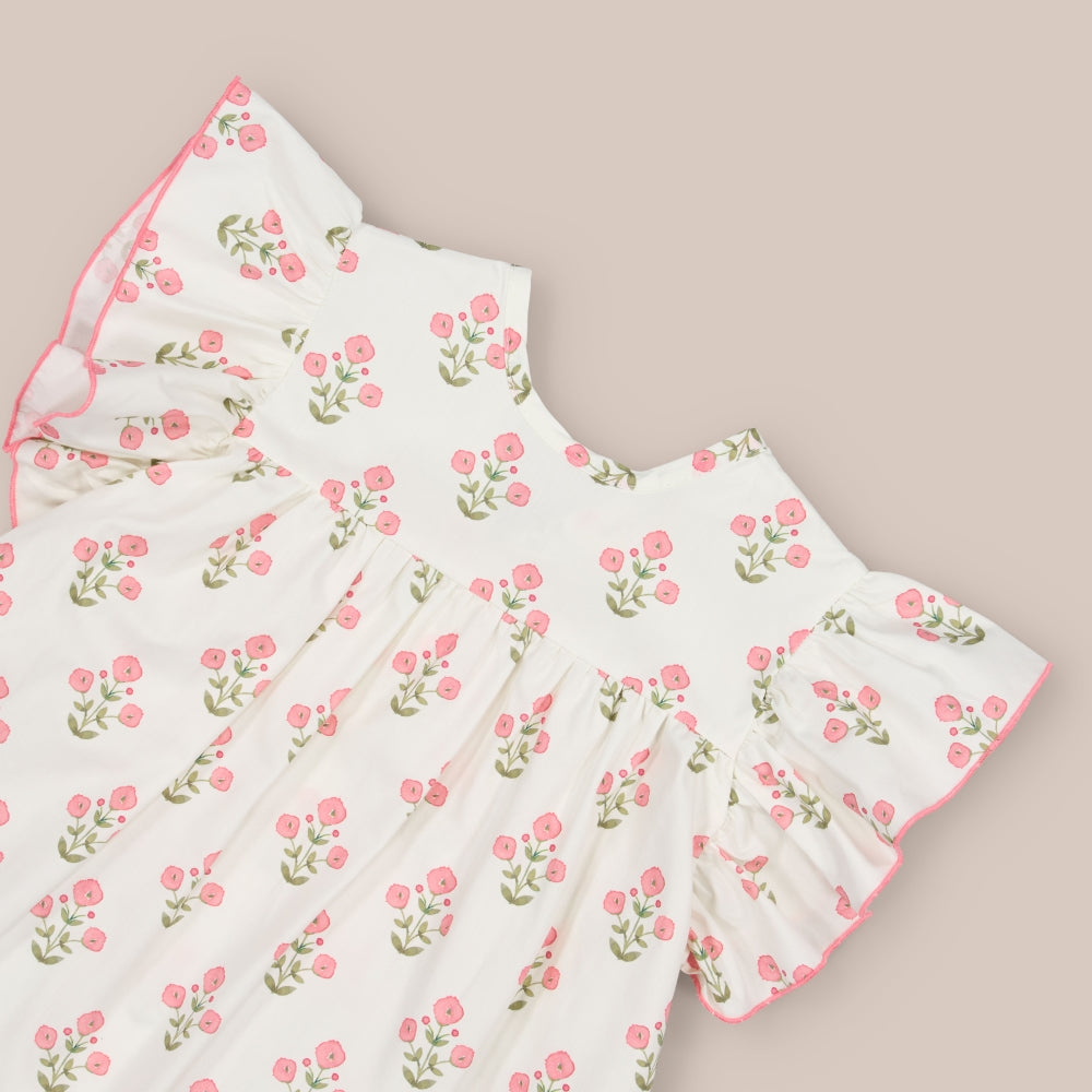 Vestido com babado chiclete